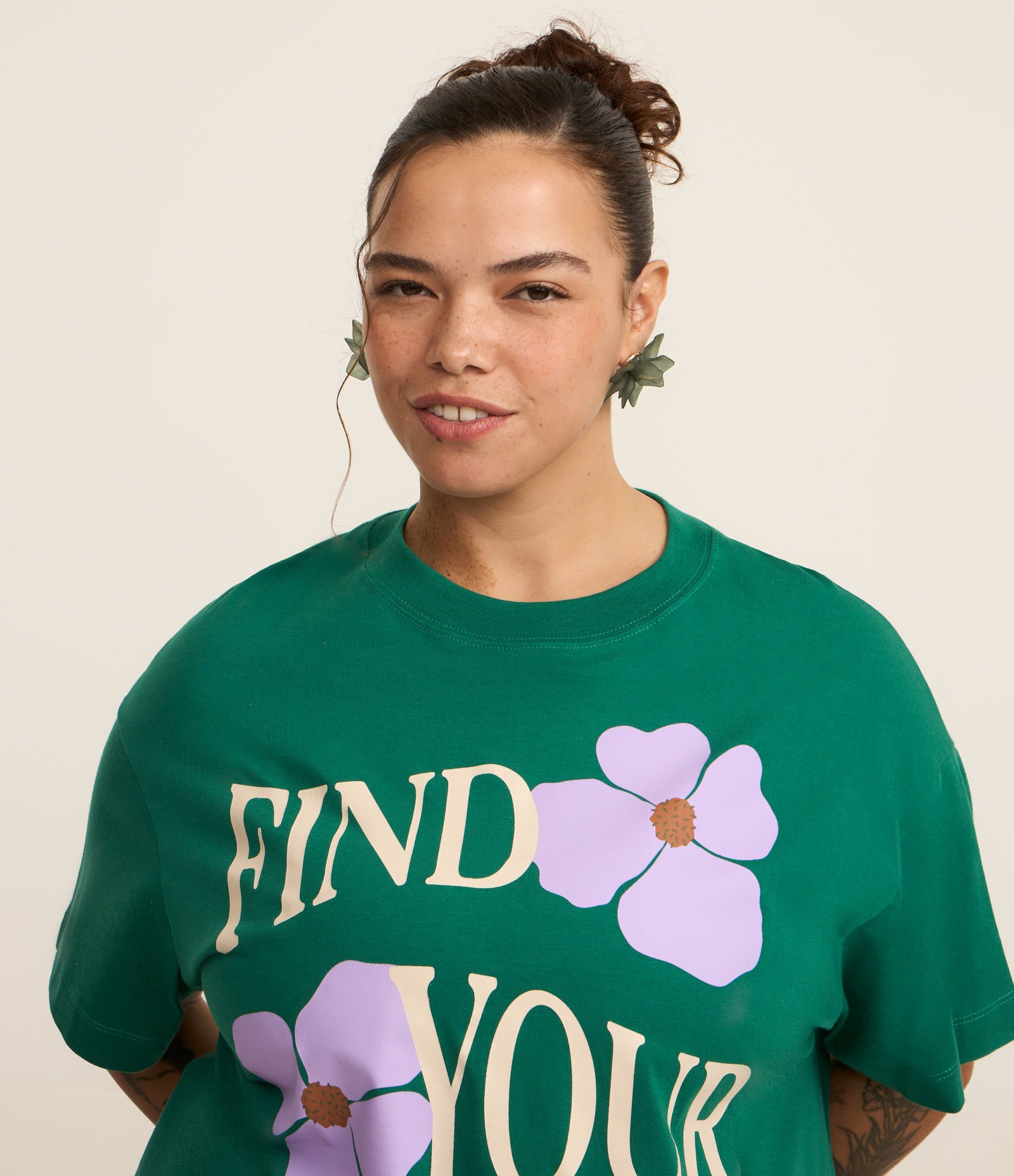 Camiseta Alongada com Estampa Lettering Curve & Plus Size Verde 2
