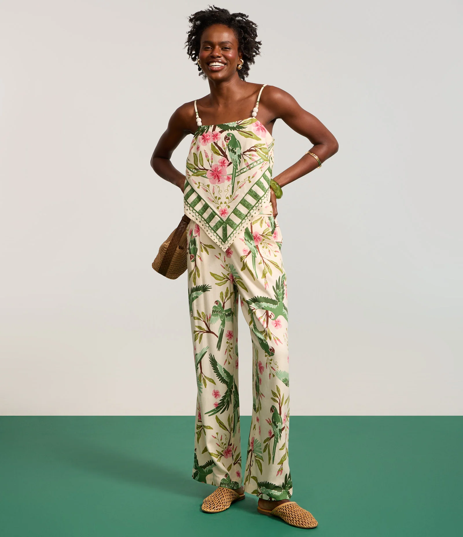 Calça Pantalona em Viscolinho com Estampa Tropical Bege 5