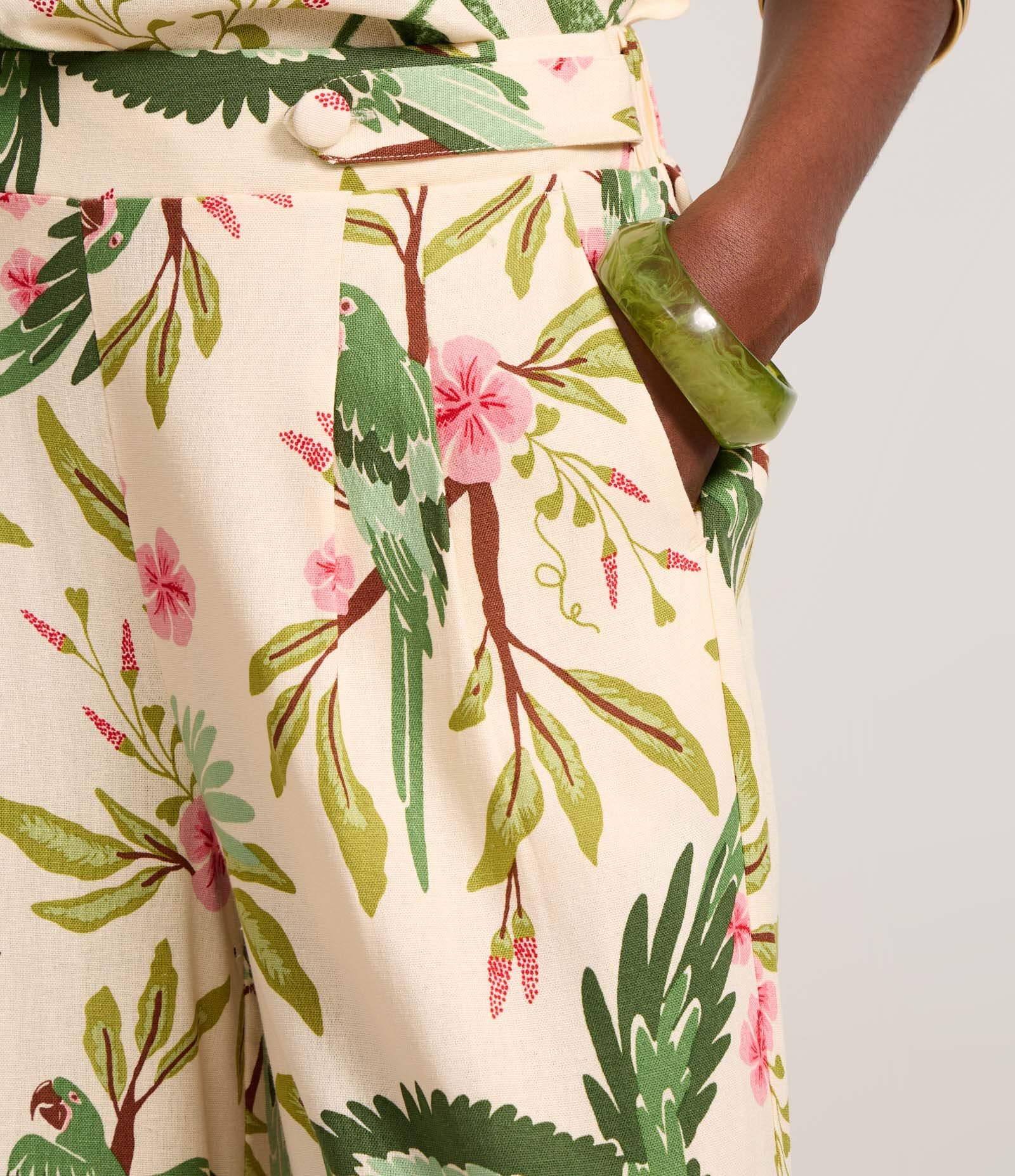 Calça Pantalona em Viscolinho com Estampa Tropical Bege 4