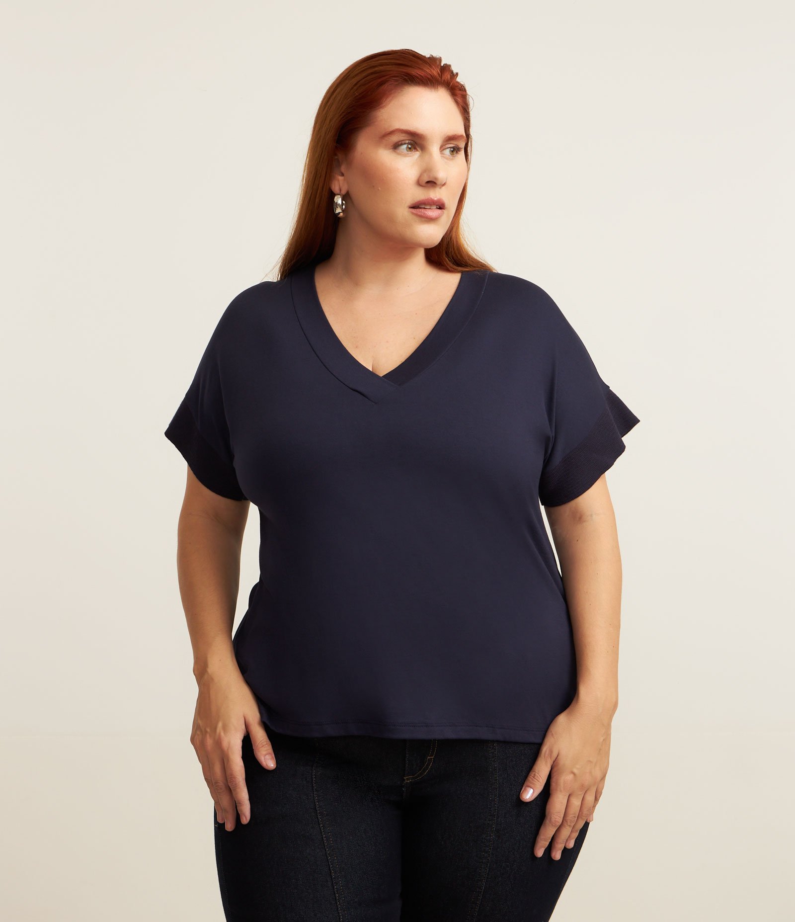 Blusa em Crepe com Decote V Curve & Plus Size Azul 1