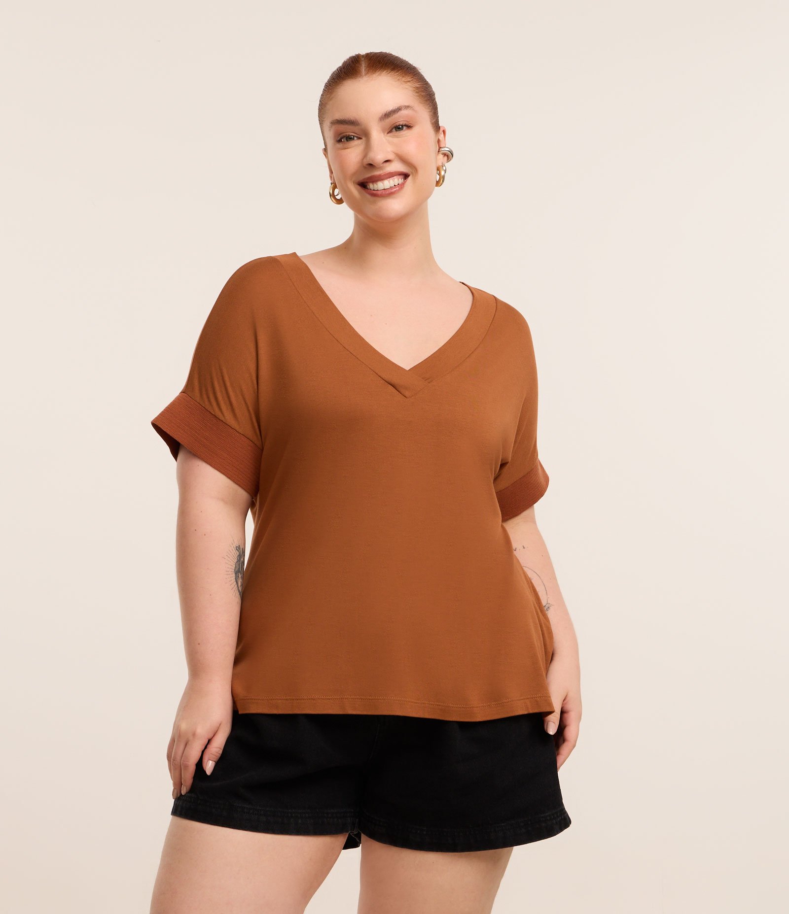 Blusa em Crepe com Decote V Curve & Plus Size Marrom 1