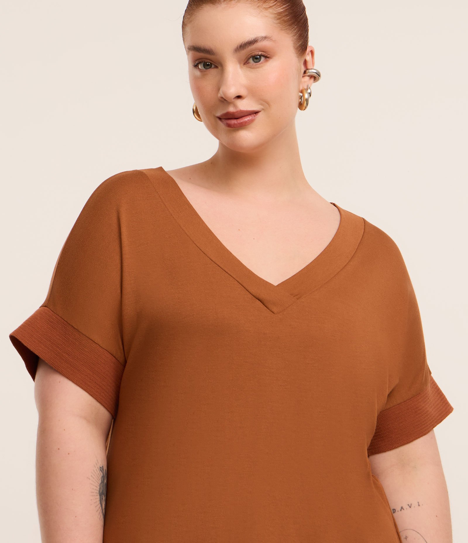 Blusa em Crepe com Decote V Curve & Plus Size Marrom 2
