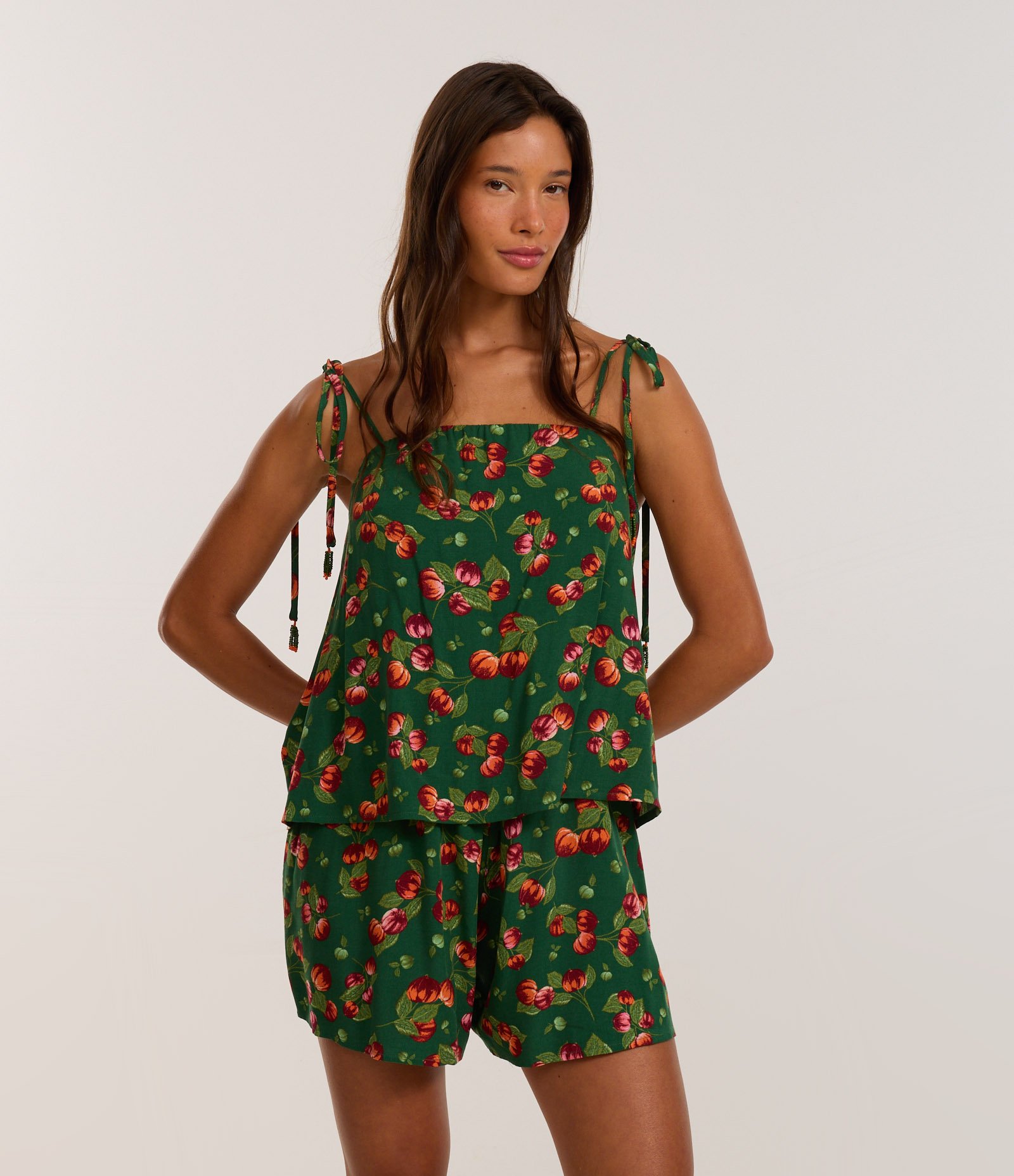 Macaquinho em Viscose com Amarração nas Alças e Estampa Tropical Verde 1