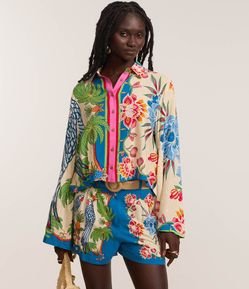 Camisa Curta com Estampa Tropical e Manga Sino