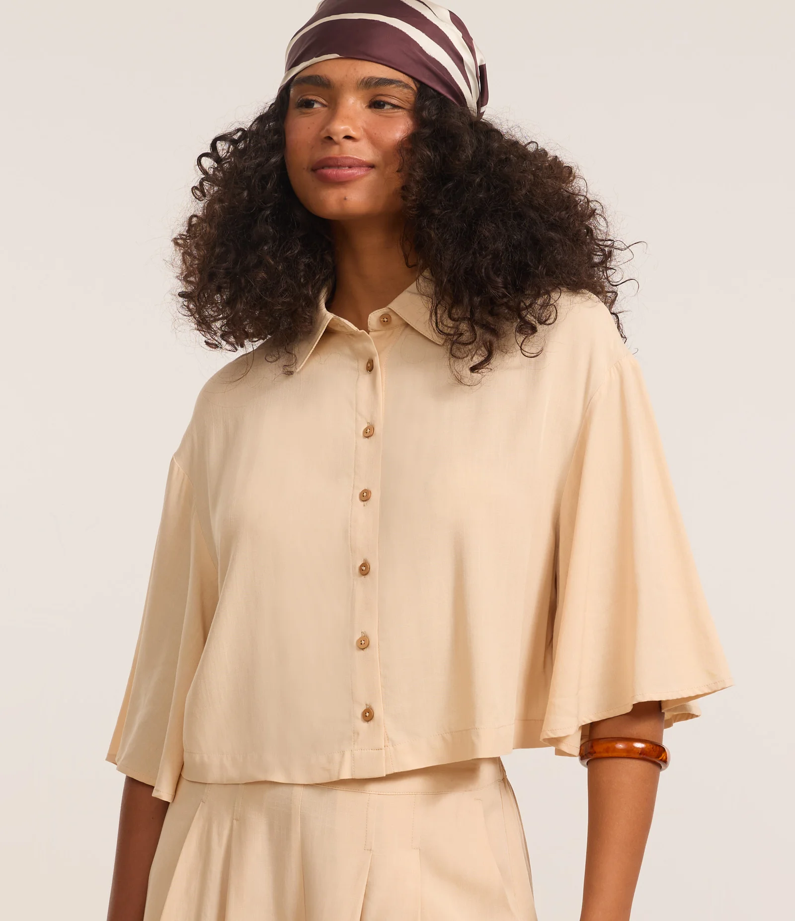 Camisa Curta com Mangas Amplas e Fechamento por Botões Bege 1