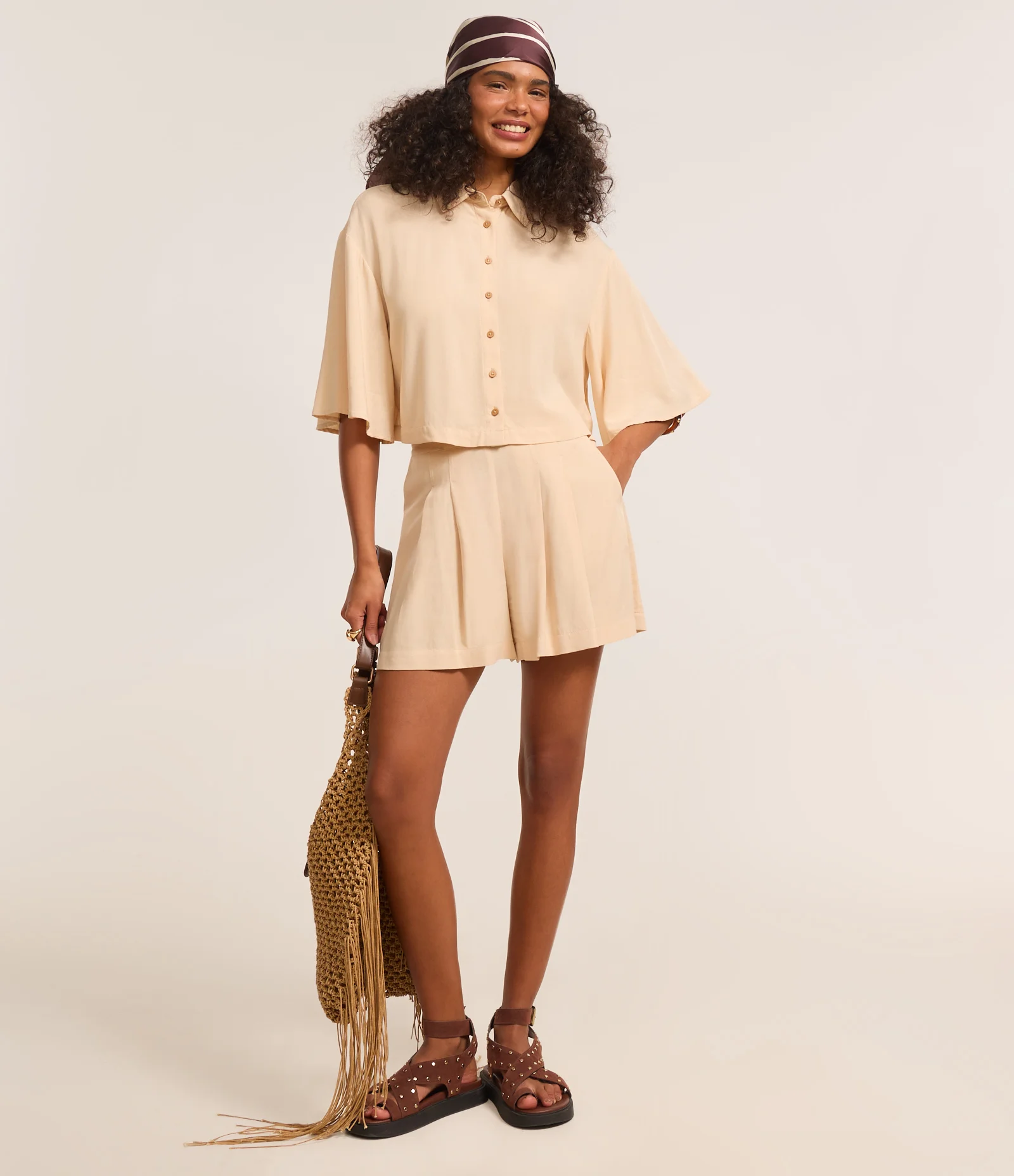 Camisa Curta com Mangas Amplas e Fechamento por Botões Bege 2