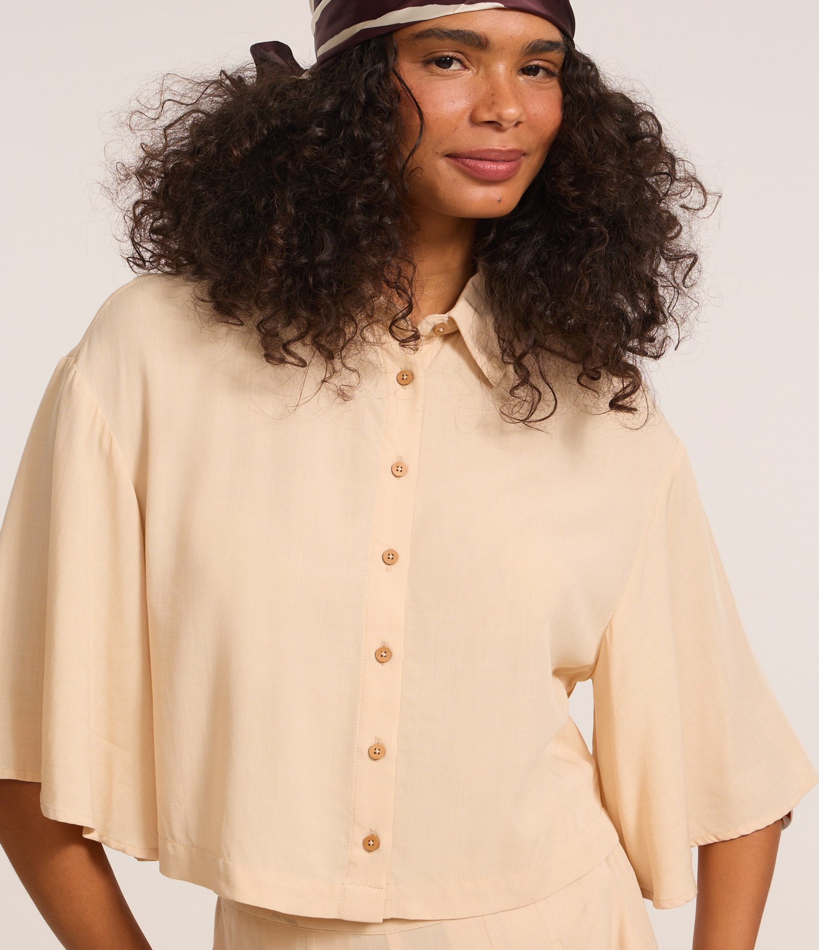 Camisa Curta com Mangas Amplas e Fechamento por Botões Bege 3