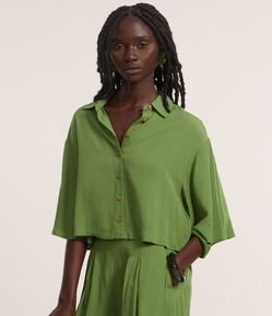 Camisa Curta com Mangas Amplas e Fechamento por Botões