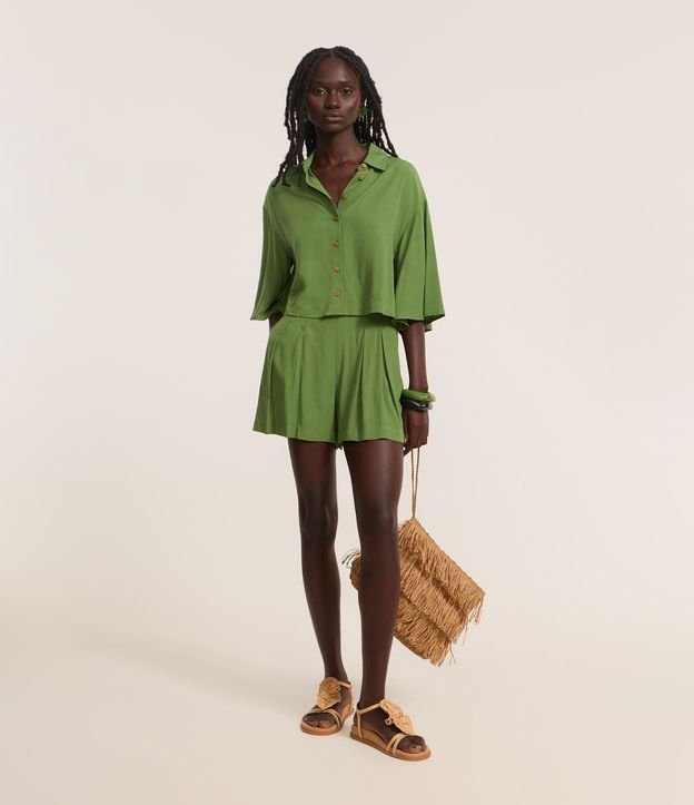 Short Curto com Pregas e Bolsos