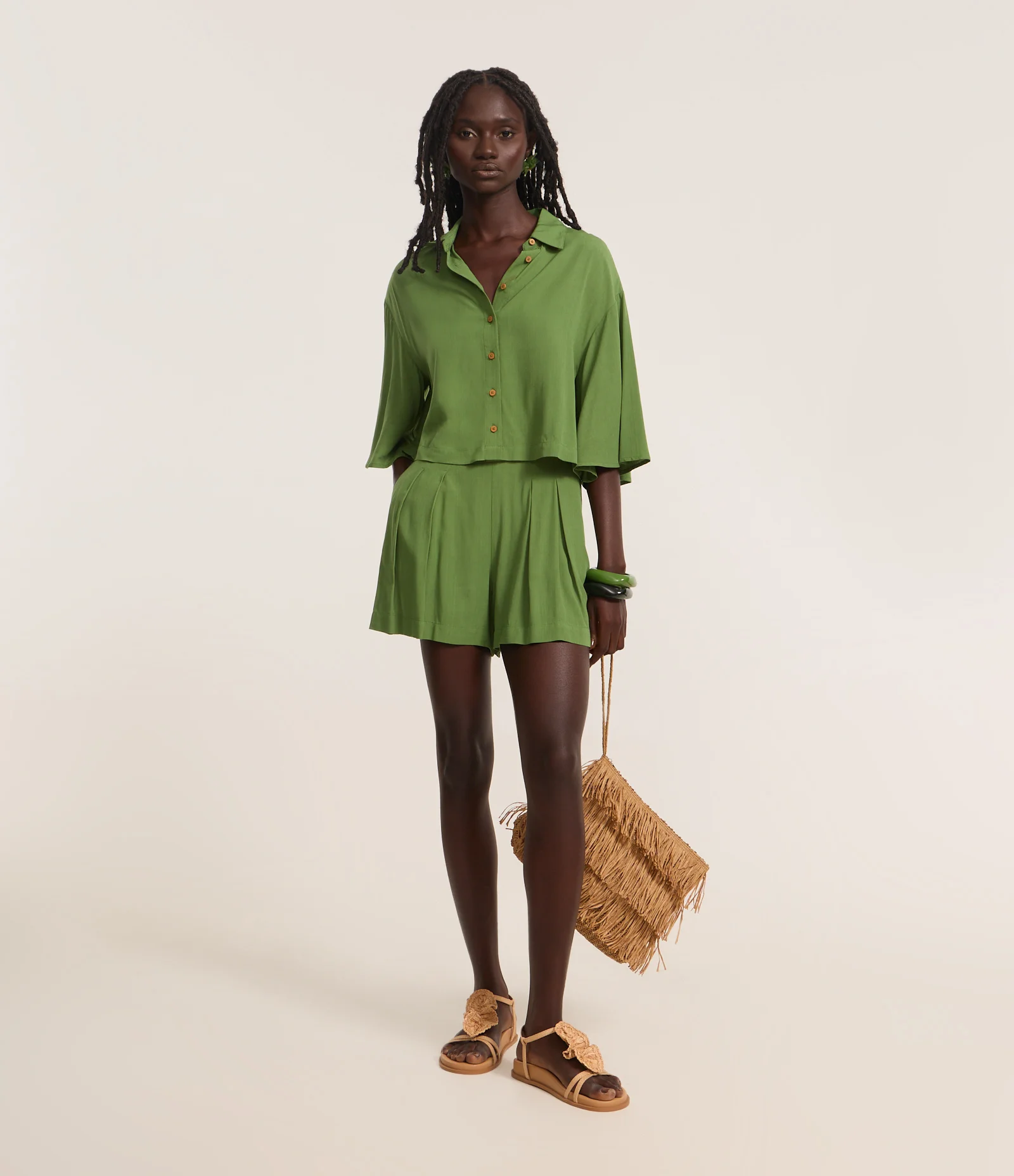 Short Curto com Pregas e Bolsos Verde 1