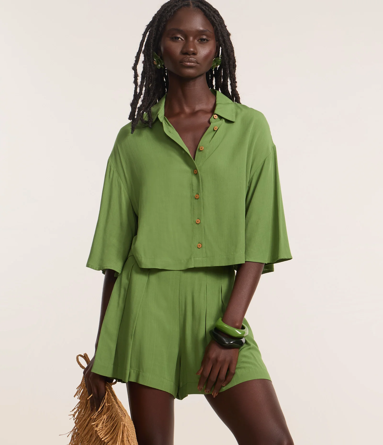 Short Curto com Pregas e Bolsos Verde 2