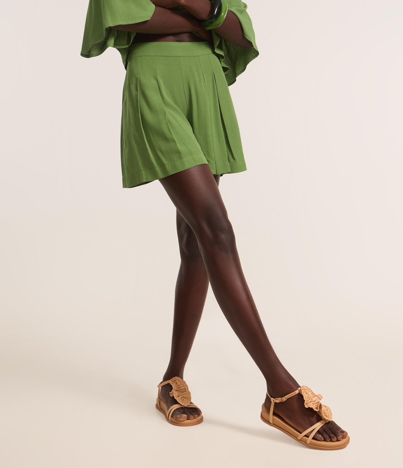 Short Curto com Pregas e Bolsos Verde 3