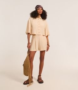 Short Curto com Pregas e Bolsos