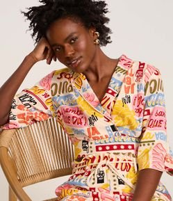 Blusa Cropped em Viscolinho Transpassada e Estampa Tropical