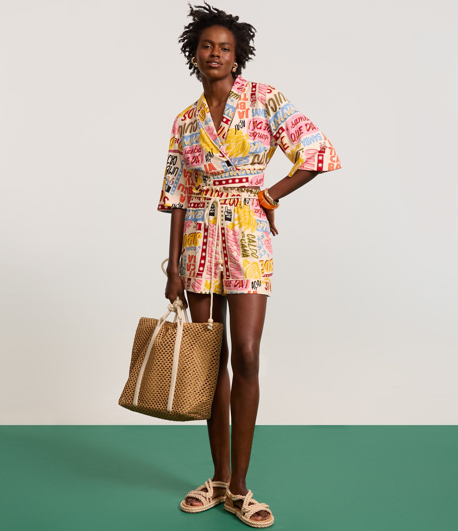 Short Clochard em Viscolinho com Amarração e Estampa Tropical Bege 5