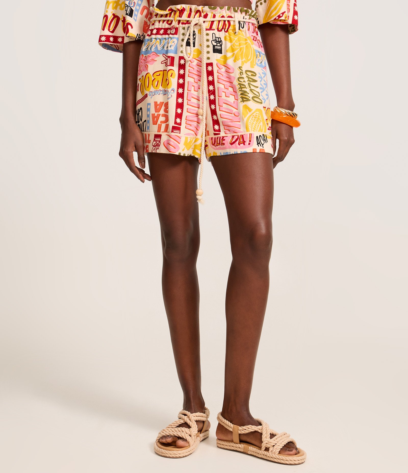 Short Clochard em Viscolinho com Amarração e Estampa Tropical Bege 3