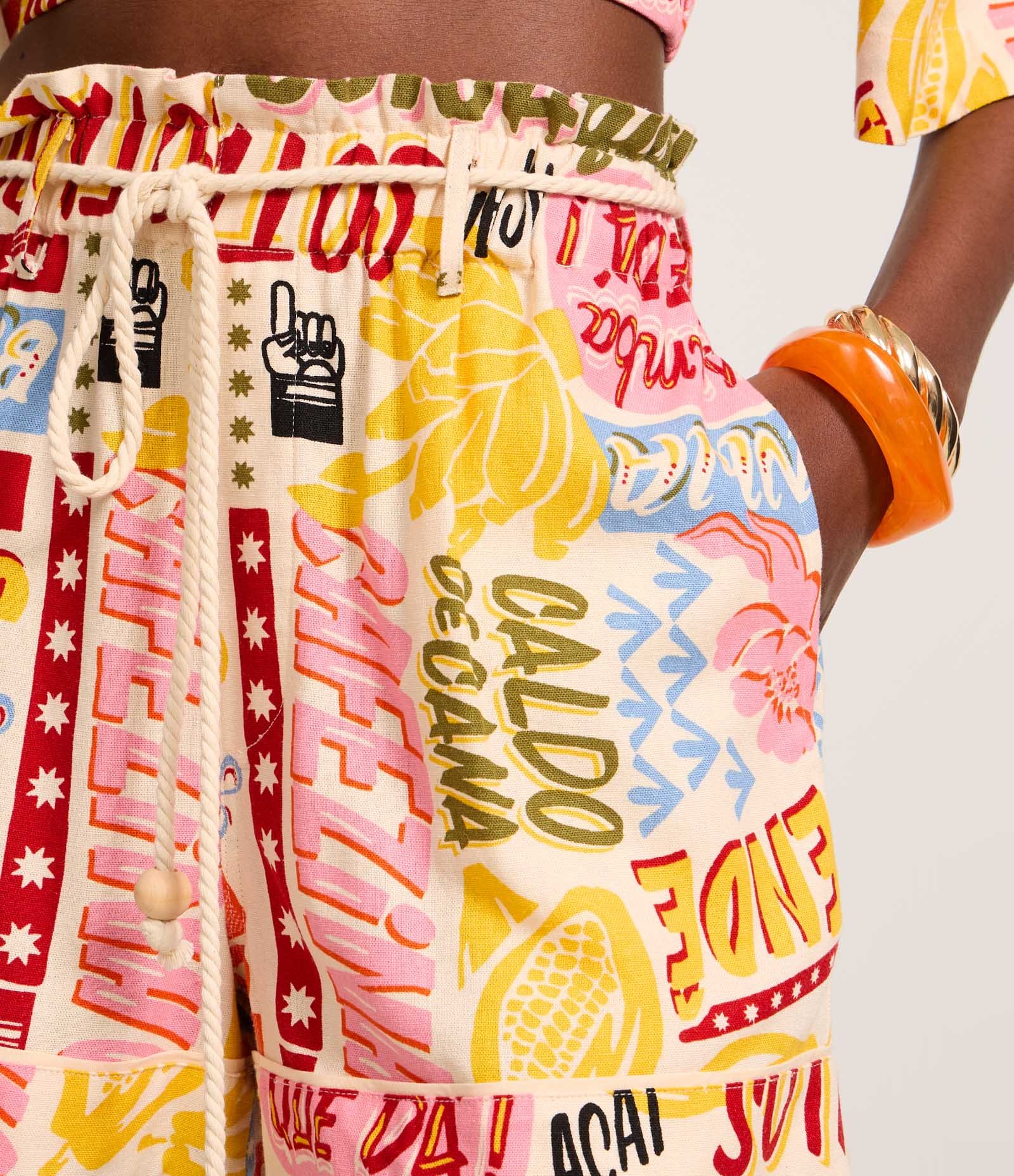 Short Clochard em Viscolinho com Amarração e Estampa Tropical Bege 4