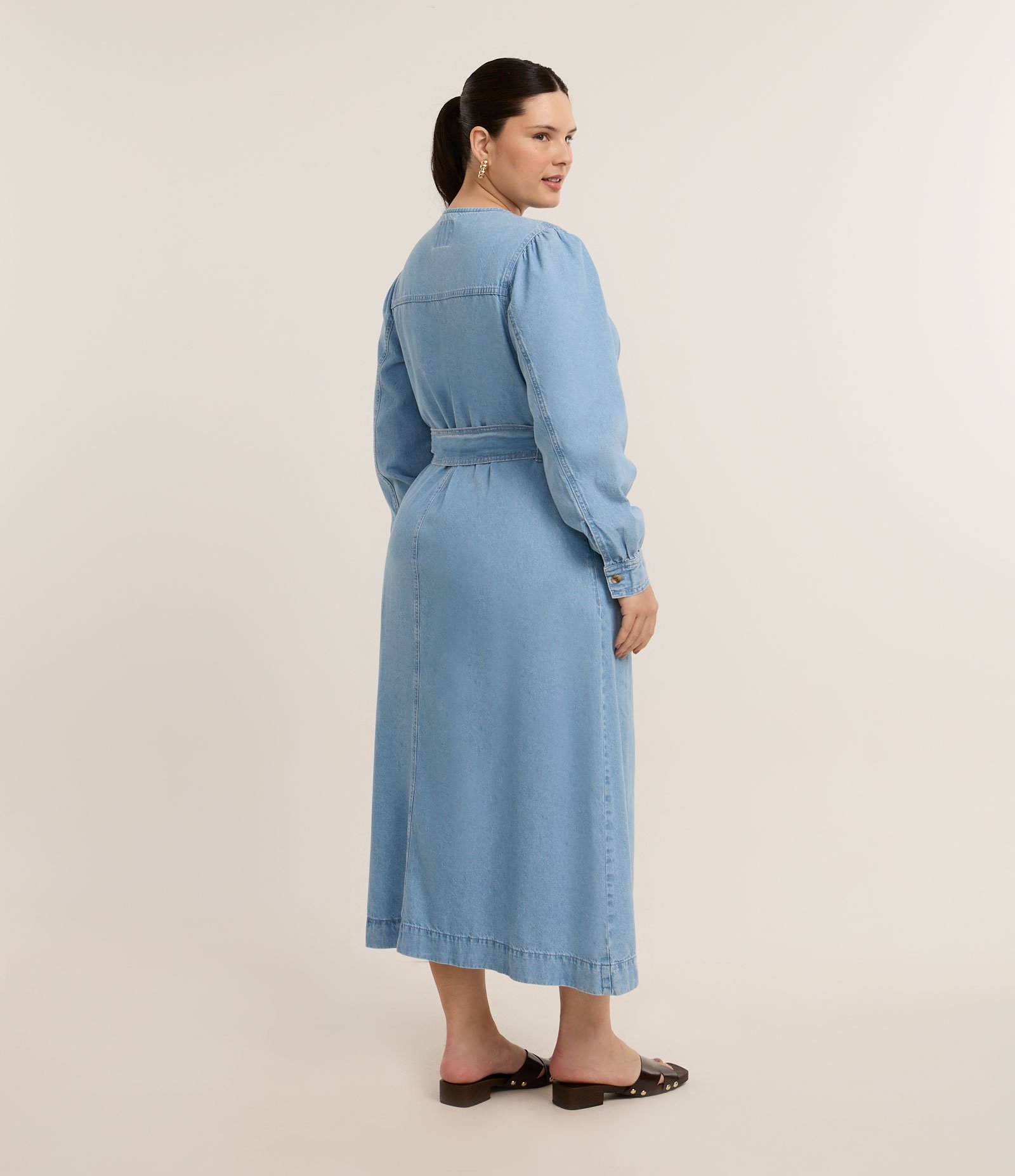 Vestido Midi em Jeans Leve com Abotoamento Frontal Curve & Plus Size Azul 4