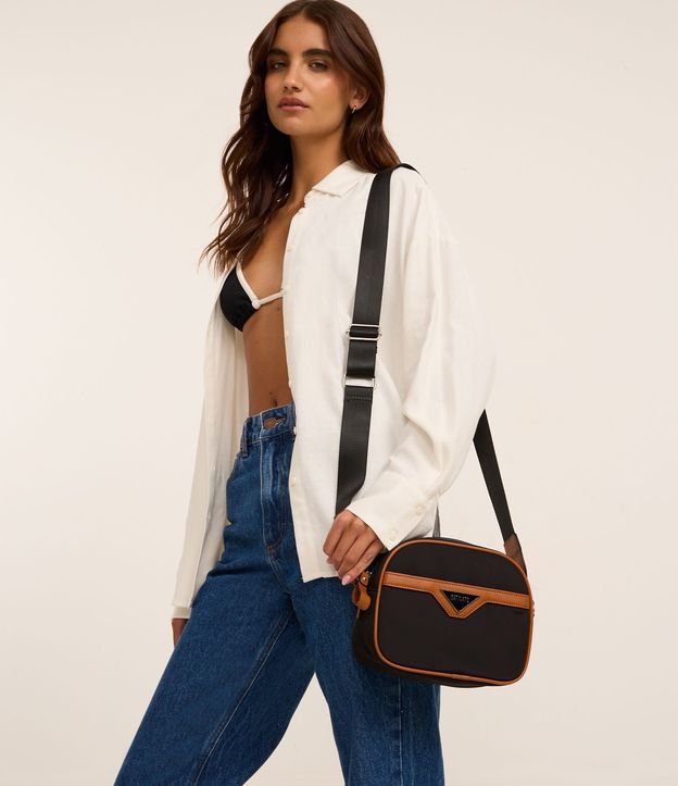 Bolsa Transversal Pequena com Detalhes Contrastantes