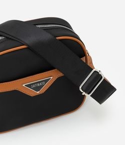 Bolsa Transversal Pequena com Detalhes Contrastantes