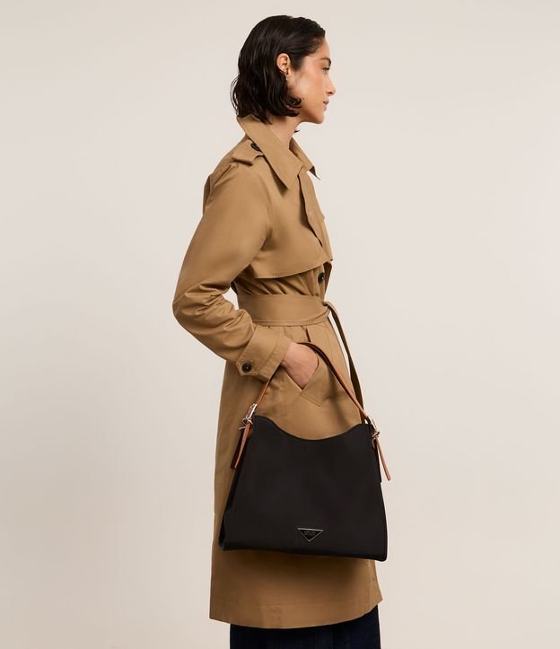 Bolsa Hobo Grande com Alça e Detalhes Contrastantes
