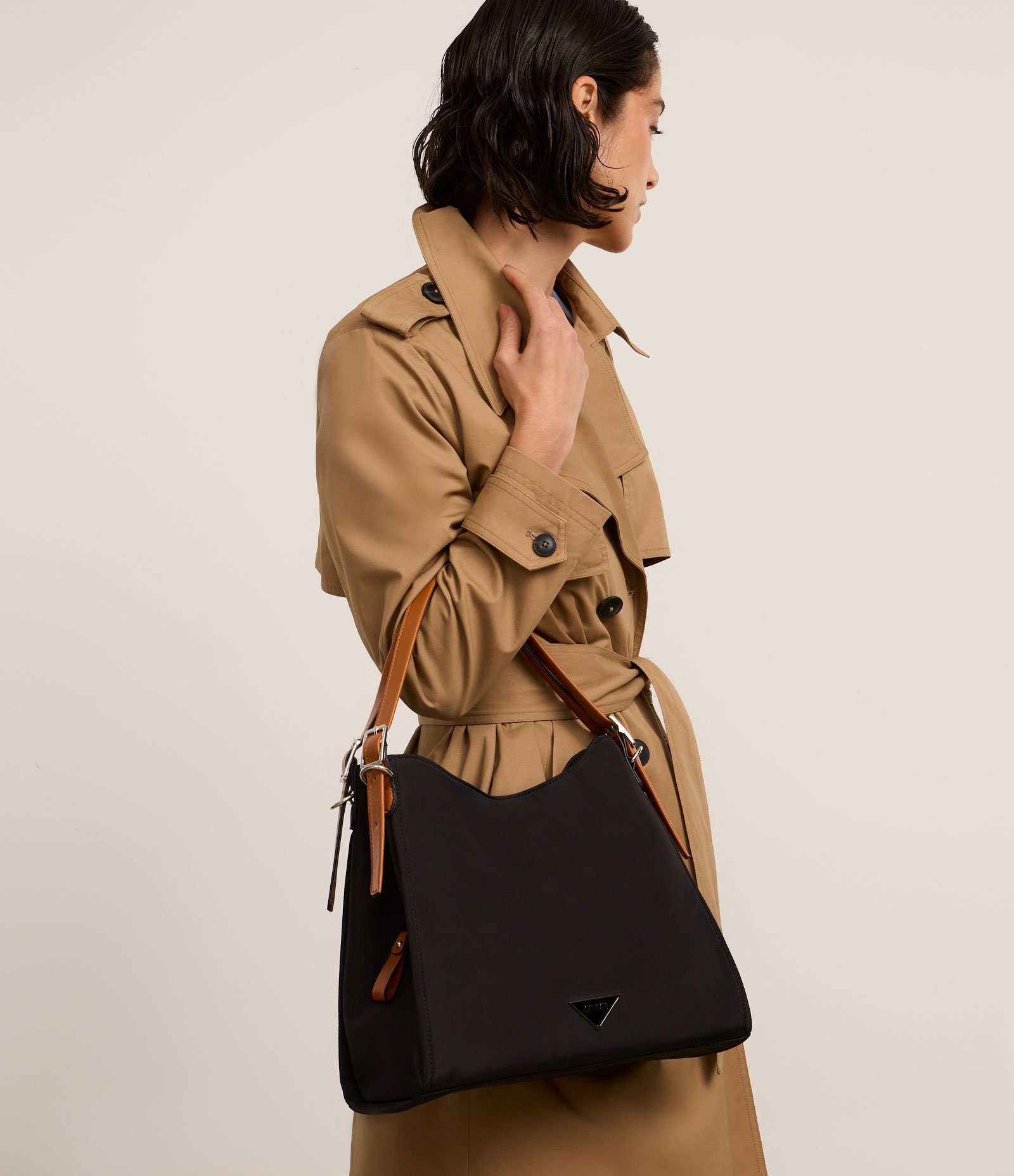 Bolsa Hobo Grande com Alça e Detalhes Contrastantes Preto 7