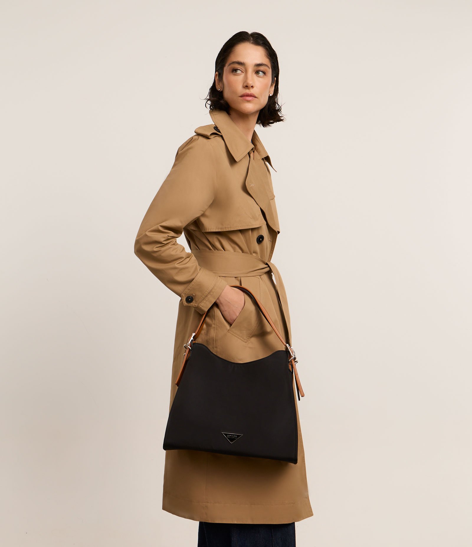 Bolsa Hobo Grande com Alça e Detalhes Contrastantes Preto 8