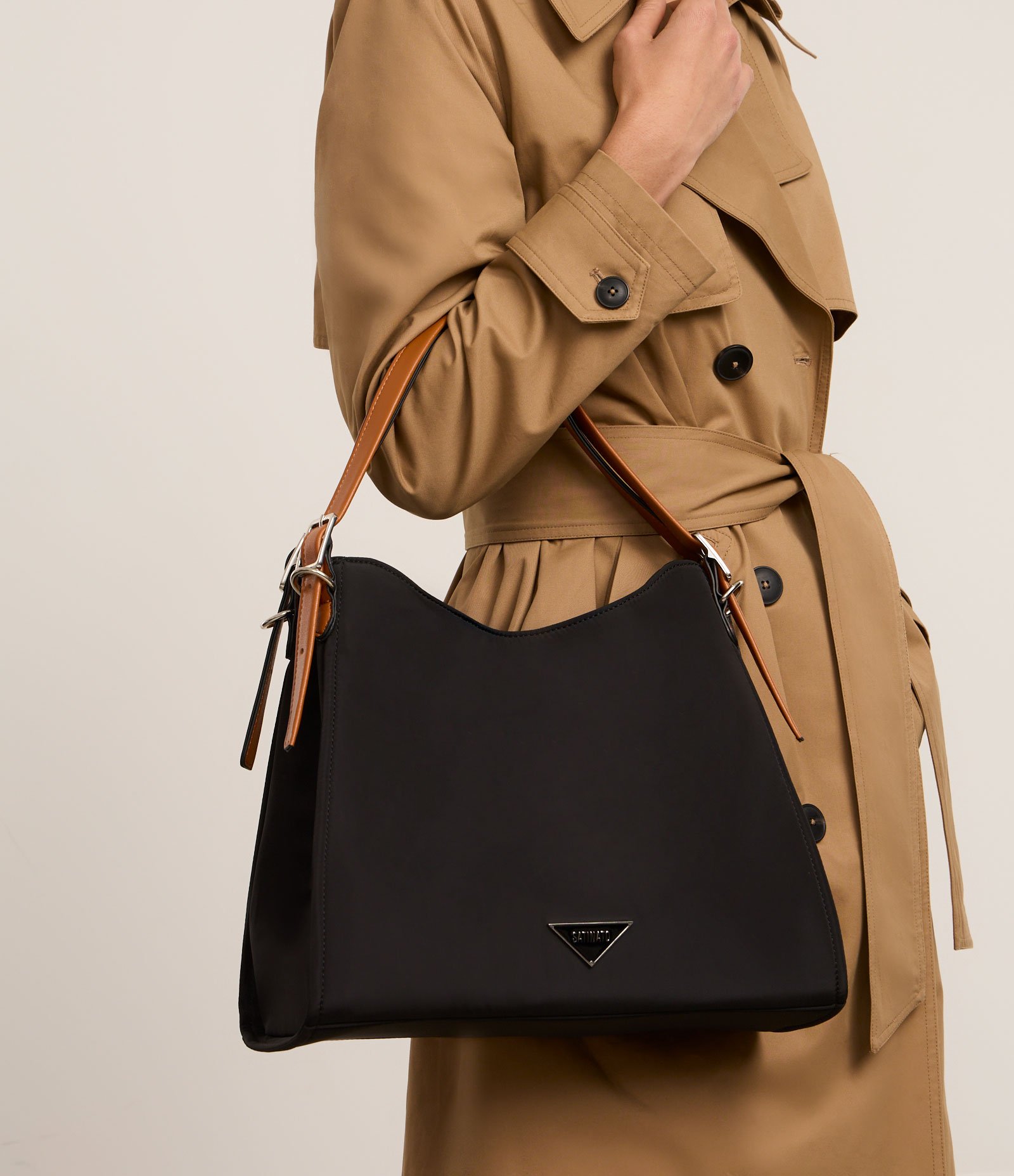 Bolsa Hobo Grande com Alça e Detalhes Contrastantes Preto 9