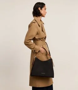 Bolsa Hobo Grande com Alça e Detalhes Contrastantes