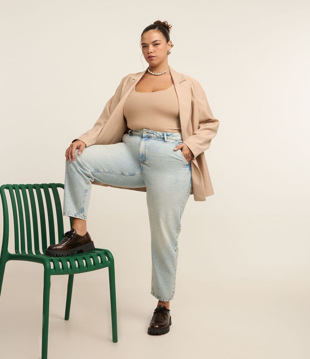 Calça Mom em Jeans com Brilhos e Bolso Faca Curve Plus Size Azul