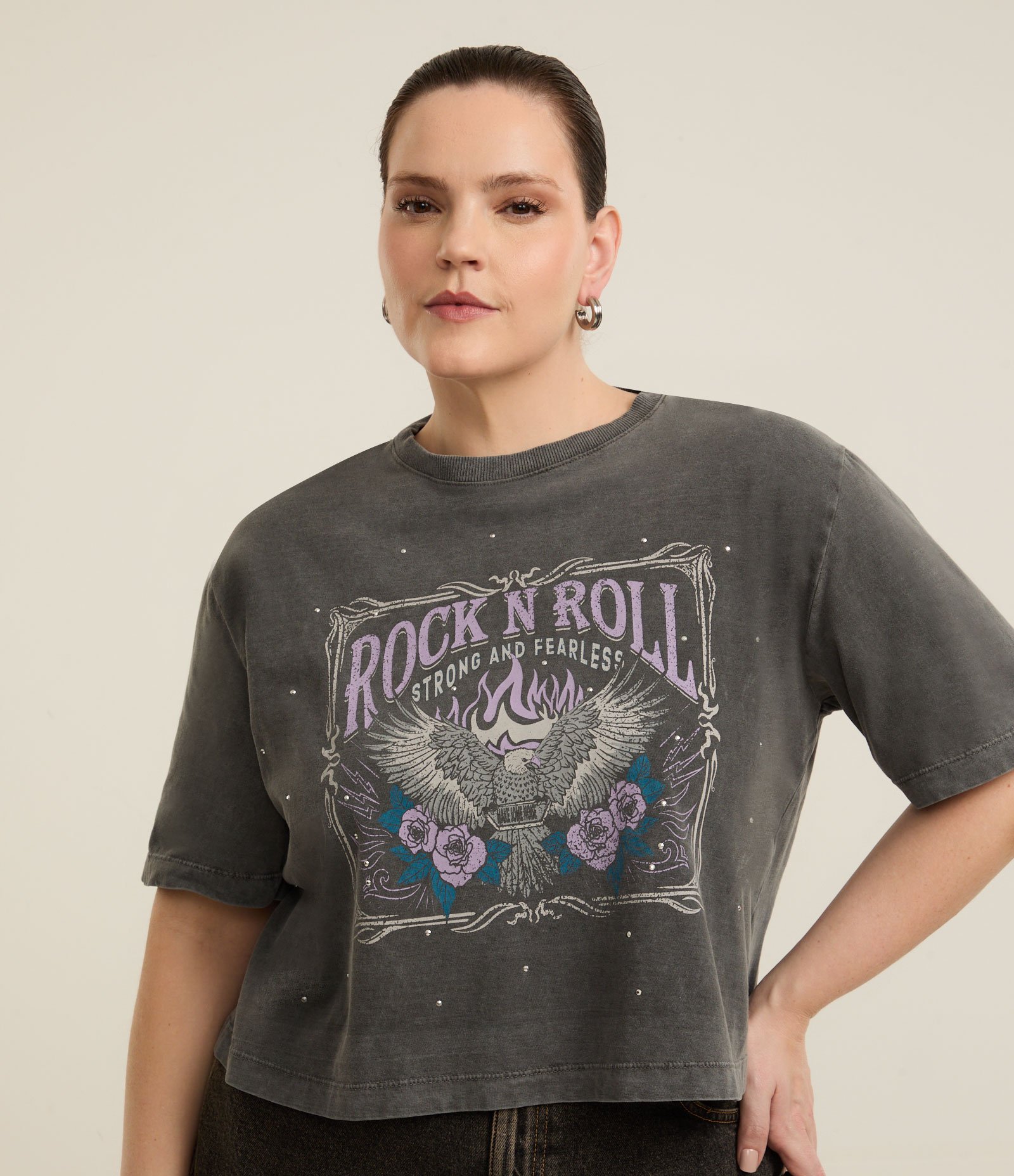 Camiseta Boxy Estonada com Estampa Rock and Roll Curve & Plus Size Preto Estonado 1
