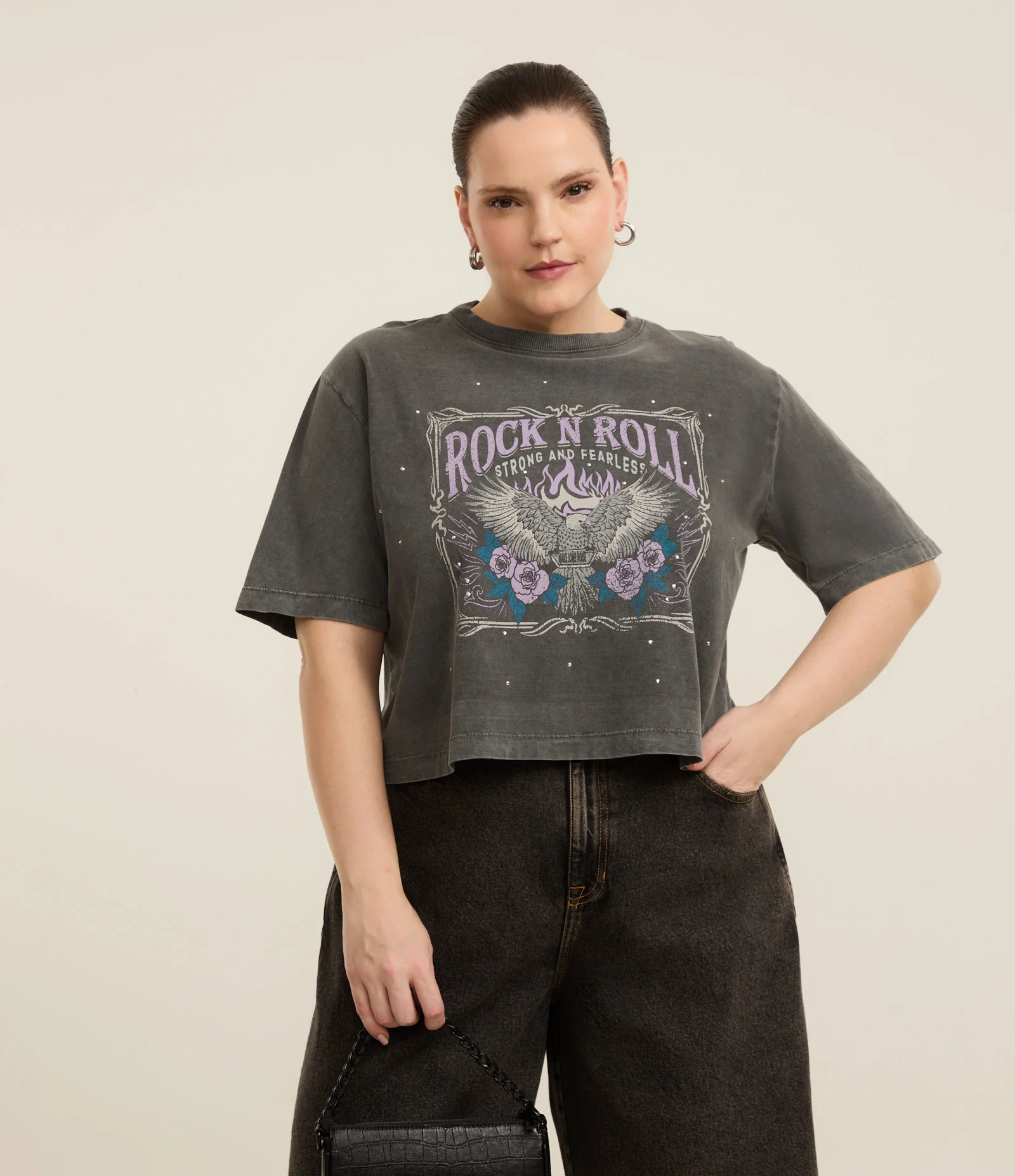Camiseta Boxy Estonada com Estampa Rock and Roll Curve & Plus Size Preto Estonado 2