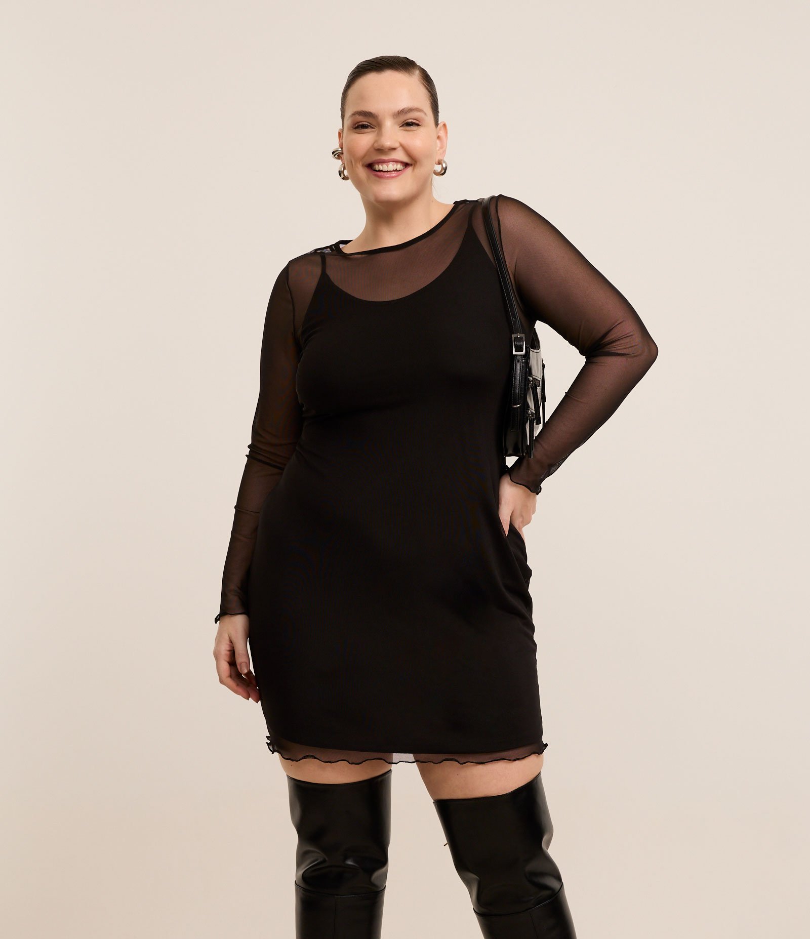 Vestido Curto em Tule com Manga Longa Curve & Plus Size Preto 2