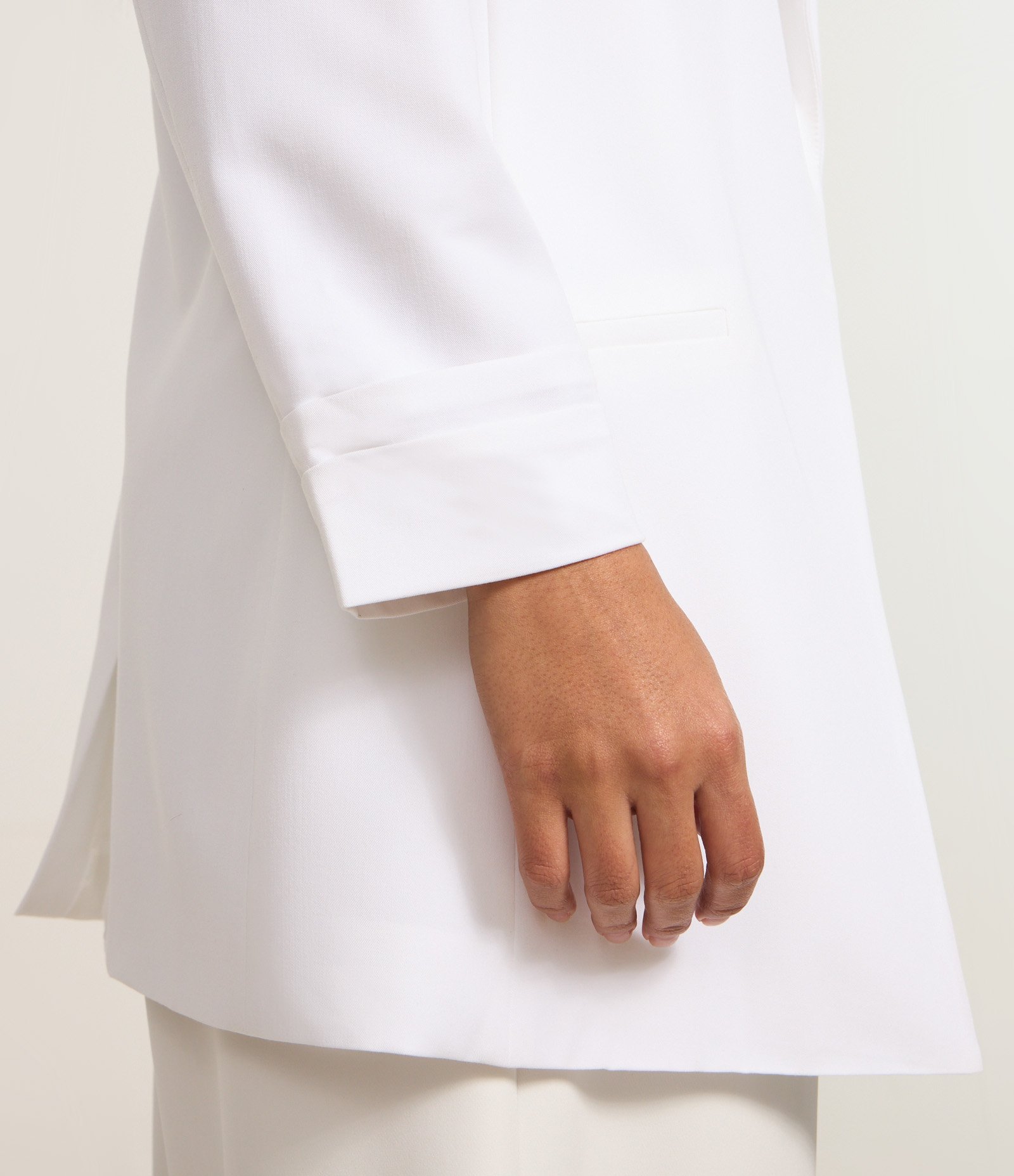 Blazer Over em Alfaiataria com Pregas nas Mangas Branco 4