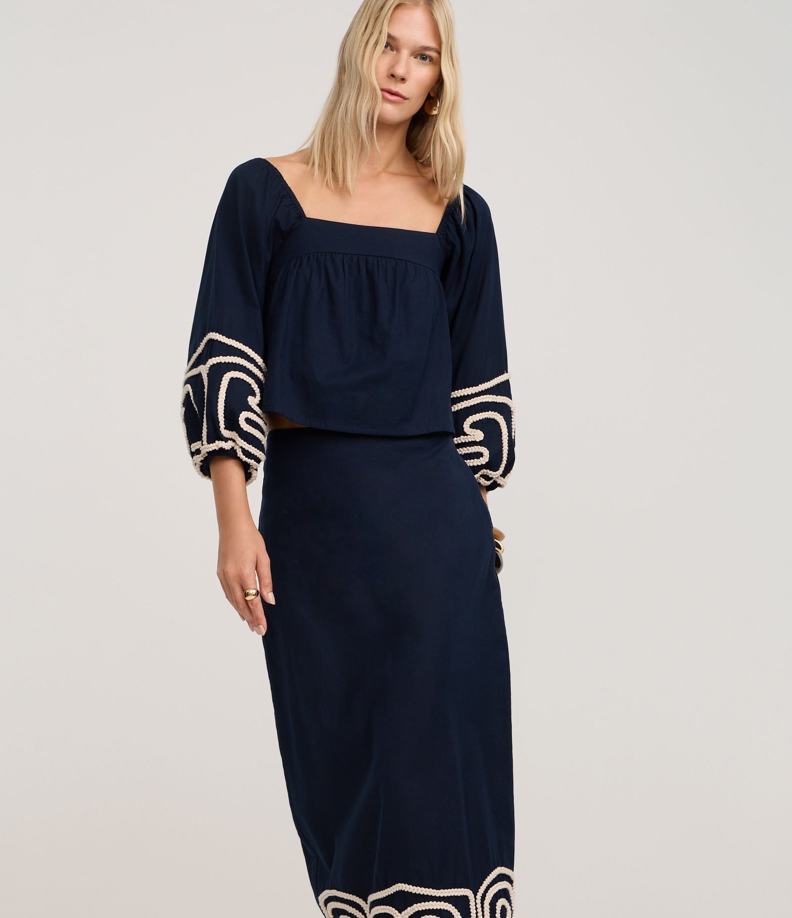 Saia Reta Midi em Cambraia com Bordado na Barra Azul Marinho 2