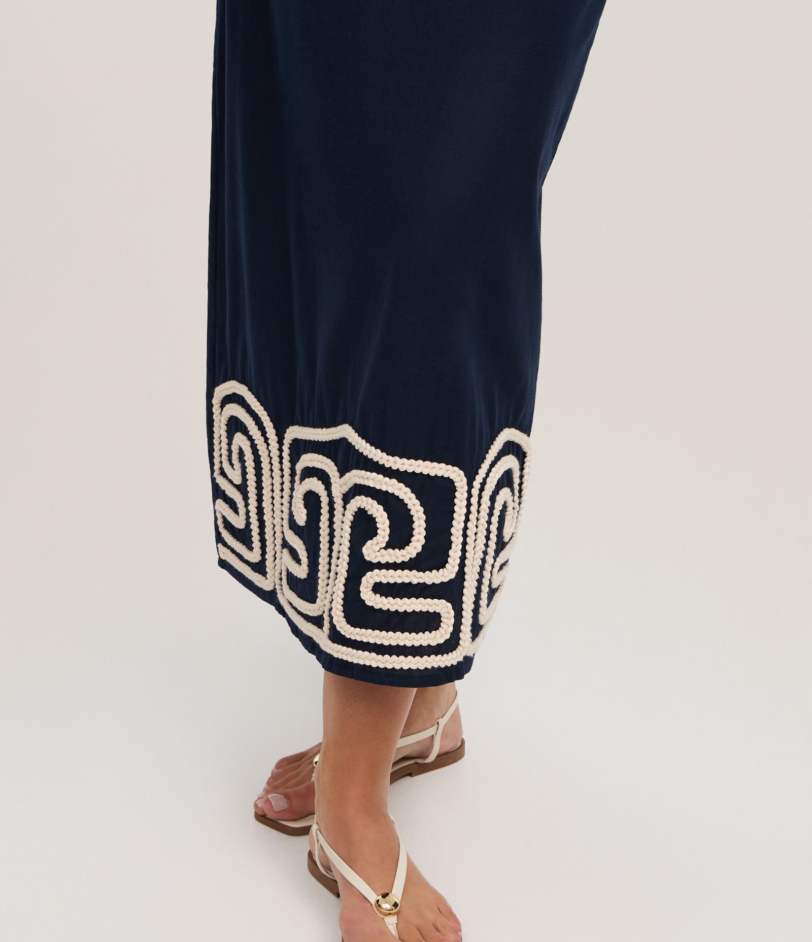 Saia Reta Midi em Cambraia com Bordado na Barra Azul Marinho 4