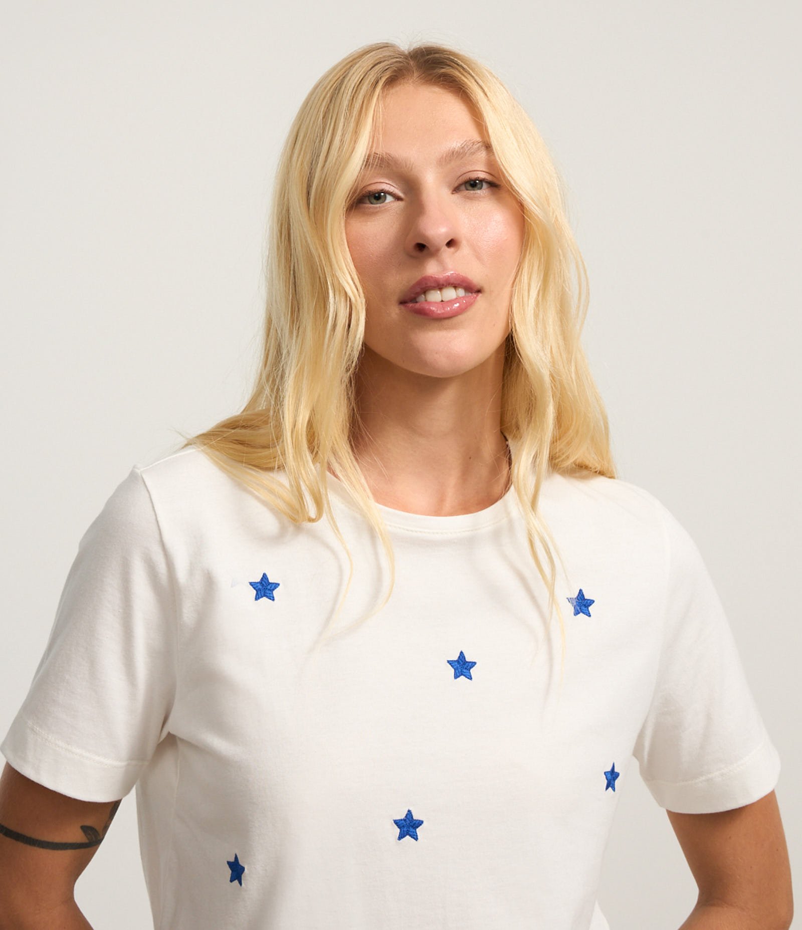 Blusa T-shirt em Algodão com Bordados de Estrelinhas Branco 1
