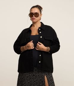 Jaqueta Overshirt em Jeans com Bolso Cargo e Botões Contrastantes Curve & Plus Size