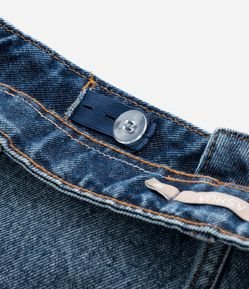 Short Jeans com Recortes e Bolso Frontais Curve & Plus Size