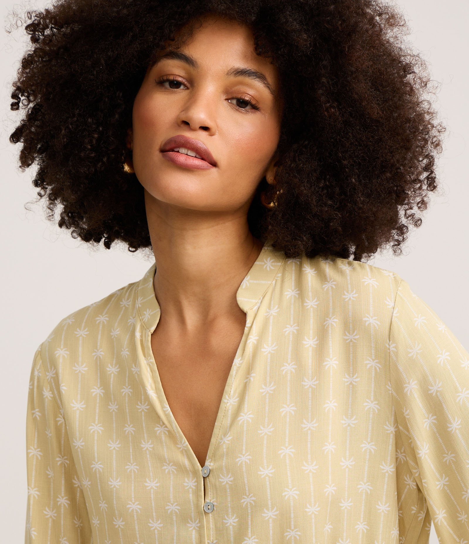 Camisa em Viscose com Gola Padre e Botões Bege 3