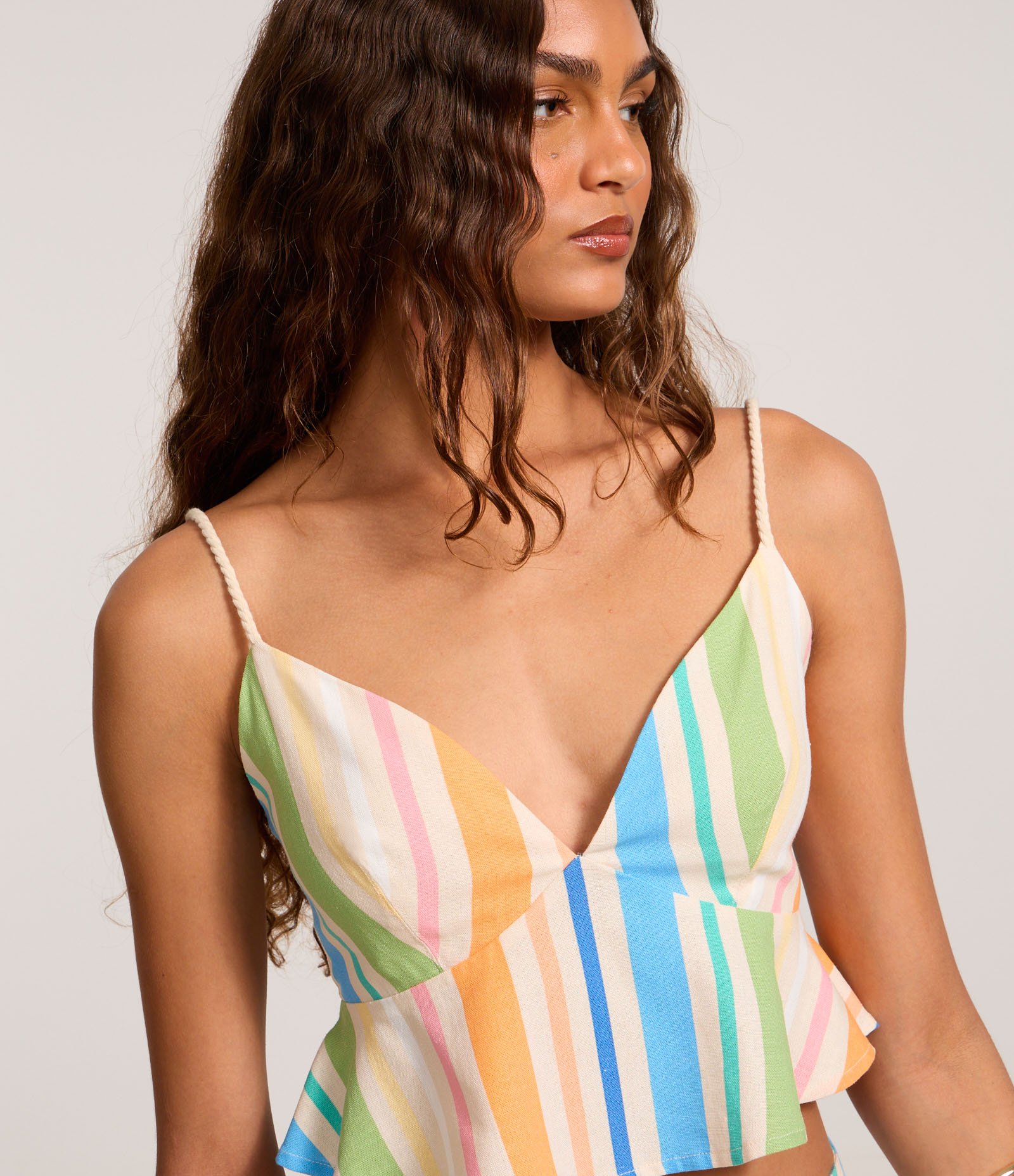 Blusa Cropped em Viscolinho com Lastex e Estampa Listrada Bege 4