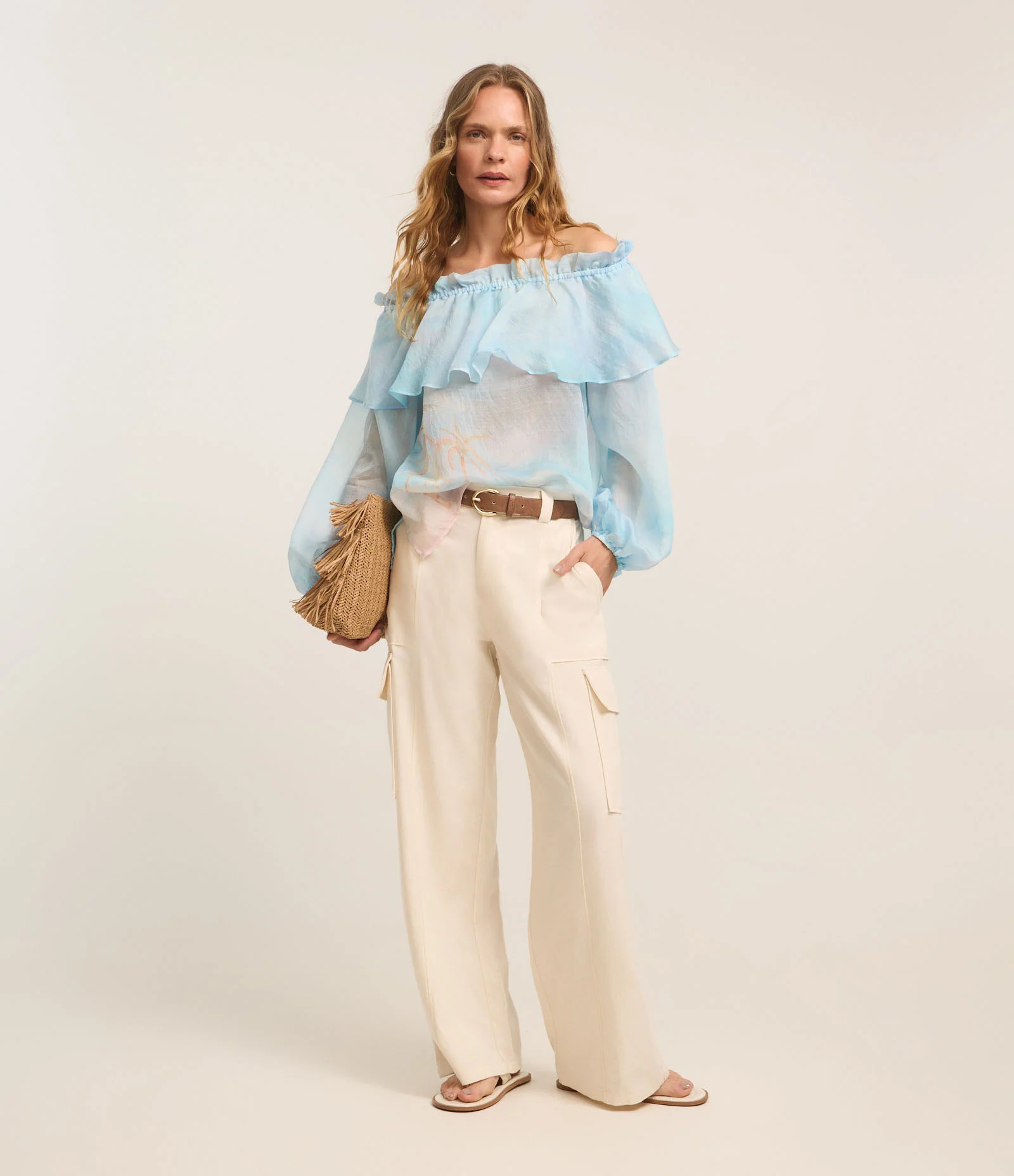 Blusa Ombro a Ombro em Voal com Estampa Tropical Degradê Azul 2