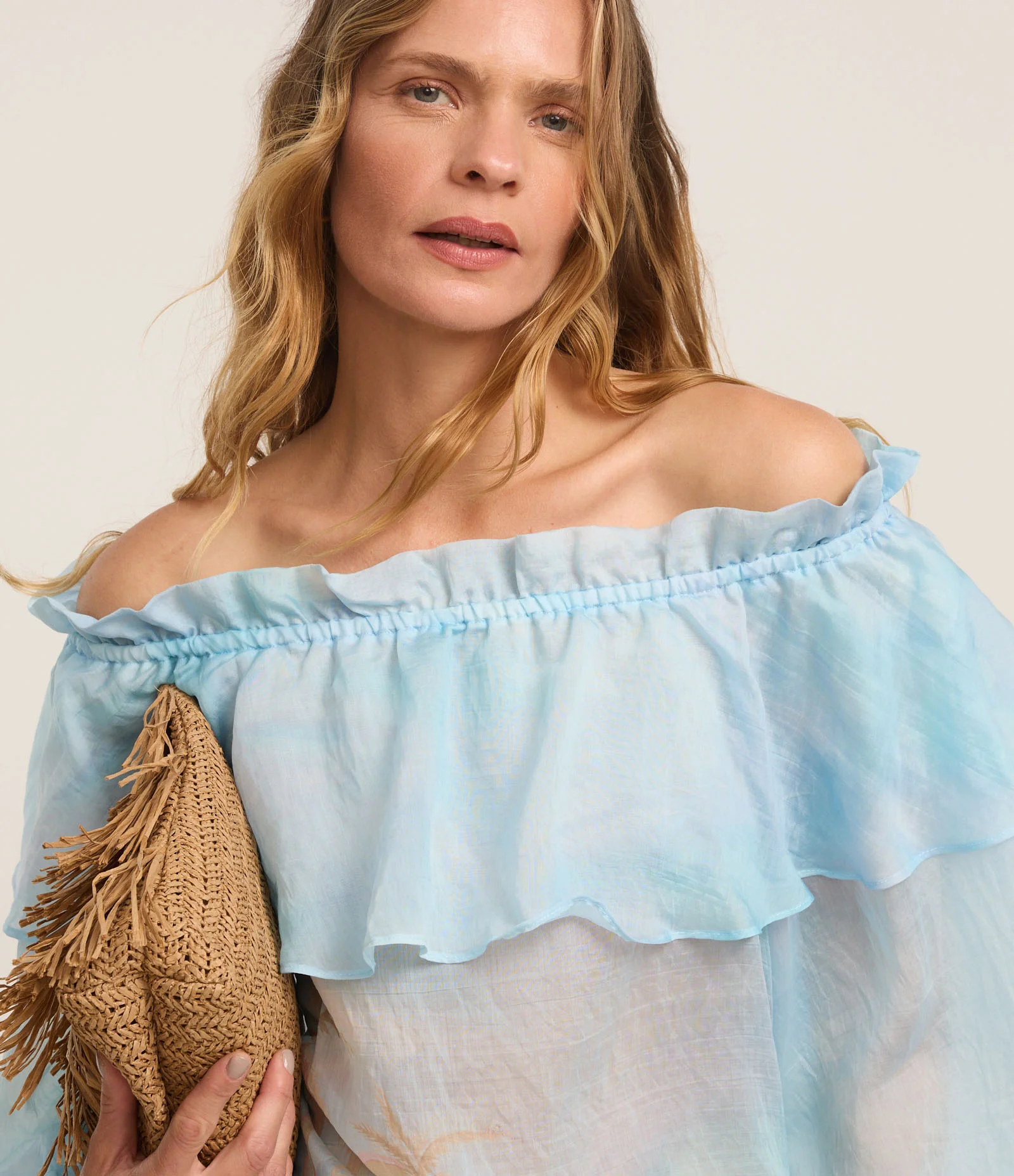 Blusa Ombro a Ombro em Voal com Estampa Tropical Degradê Azul 3