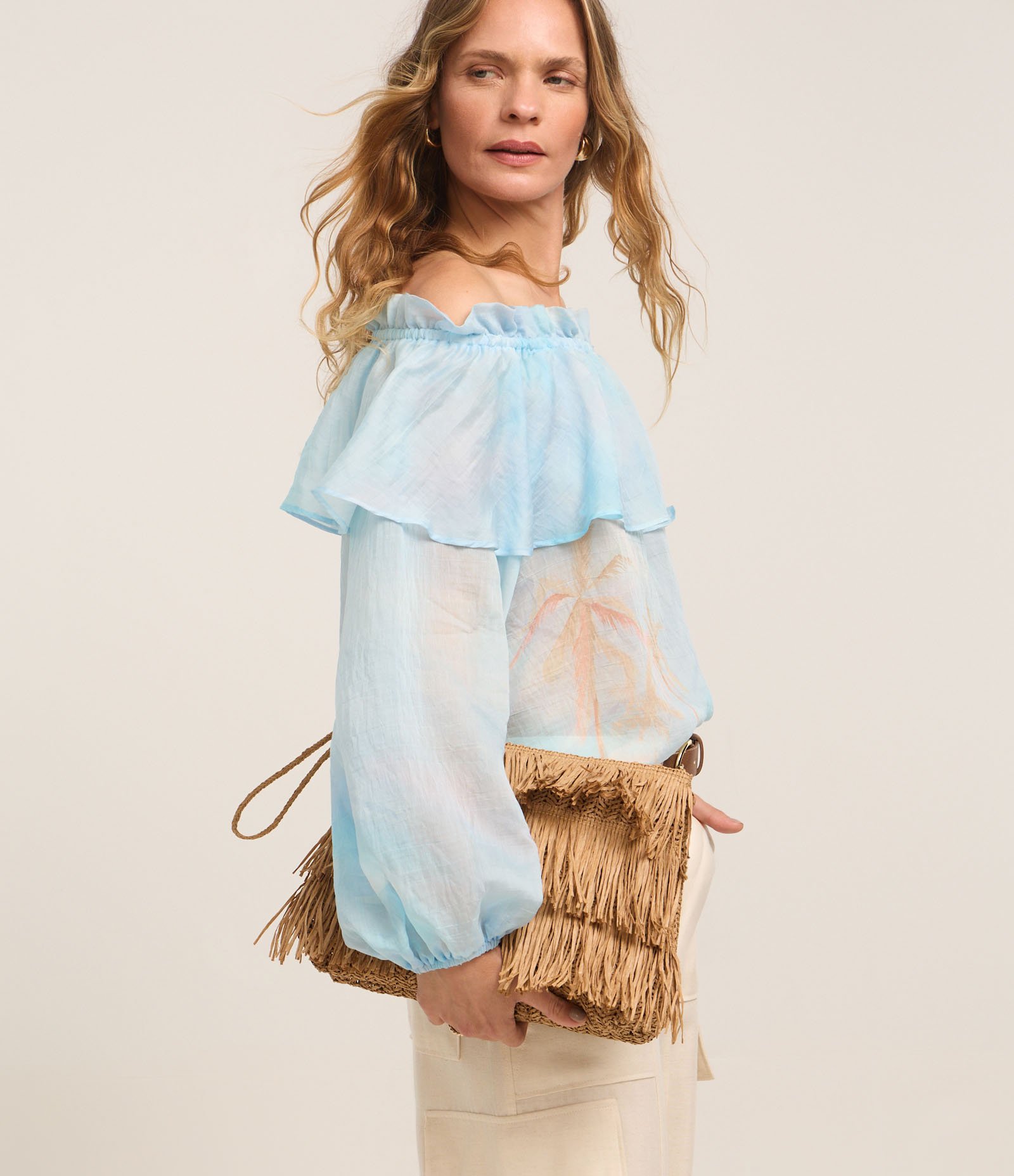 Blusa Ombro a Ombro em Voal com Estampa Tropical Degradê Azul 4