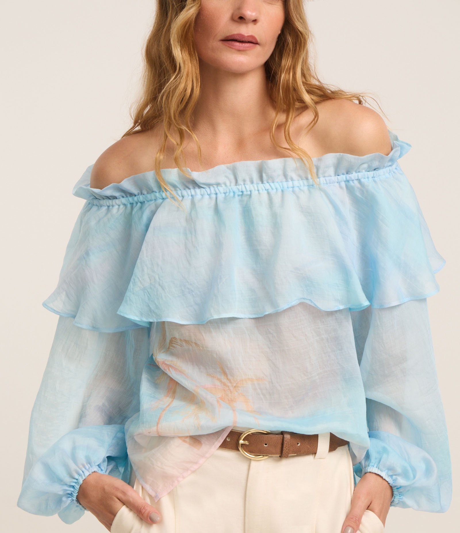 Blusa Ombro a Ombro em Voal com Estampa Tropical Degradê Azul 5