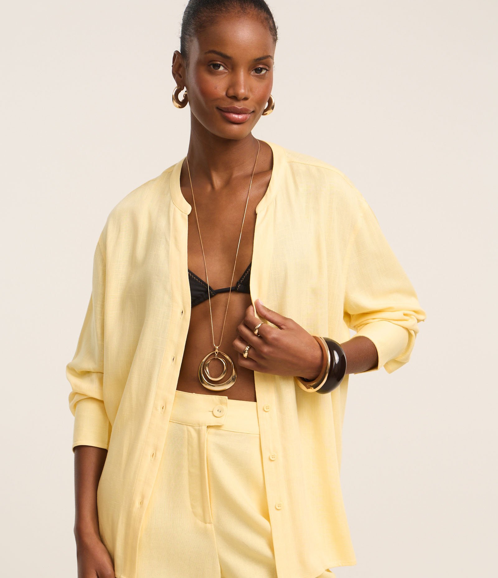 Camisa Texturizada em Viscolinho e Gola Padre Amarelo 2