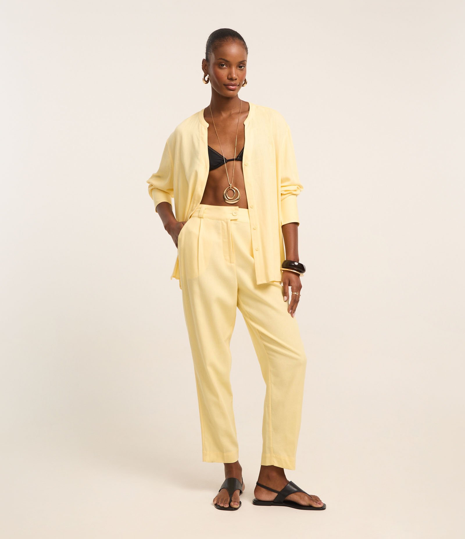 Camisa Texturizada em Viscolinho e Gola Padre Amarelo 3