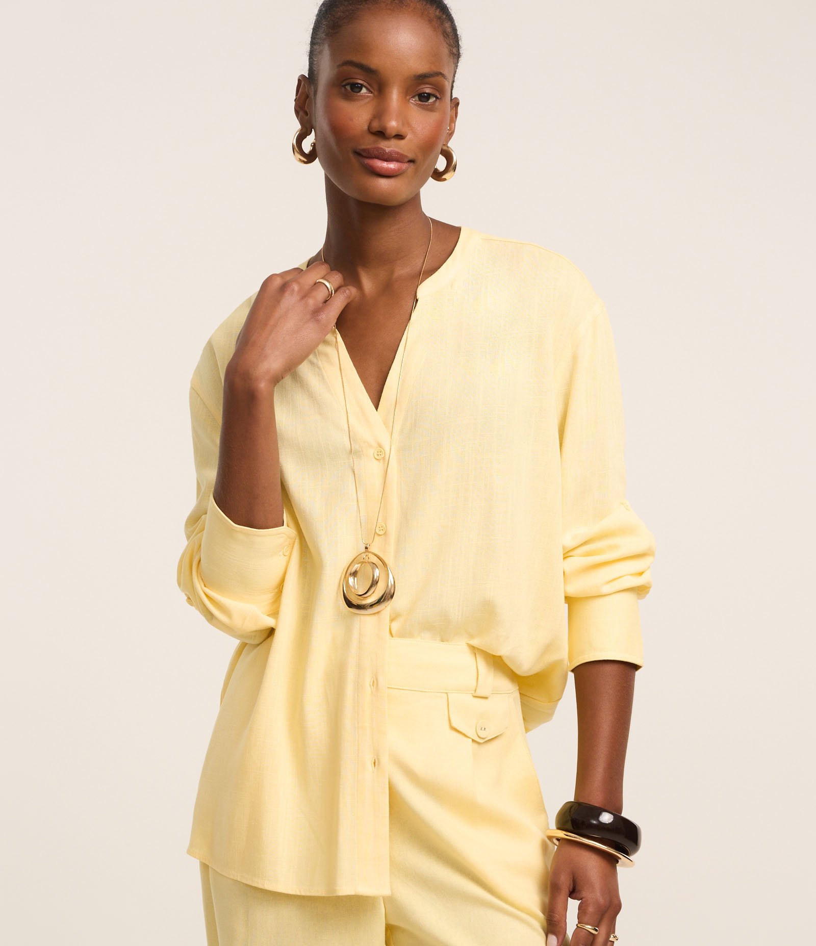 Camisa Texturizada em Viscolinho e Gola Padre Amarelo 4