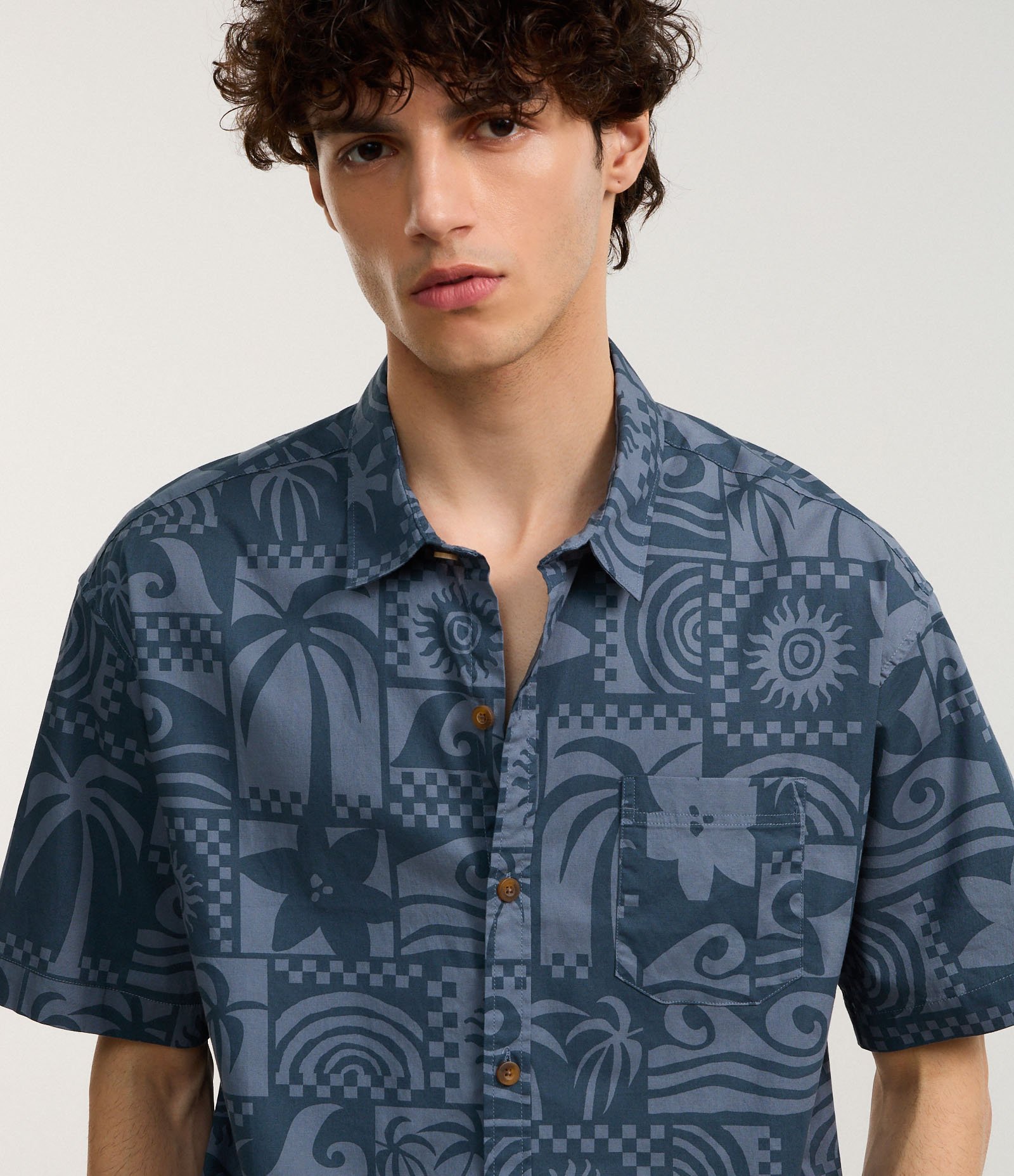 Camisa Relaxed em Tricoline com Estampa Tropical Azul 4