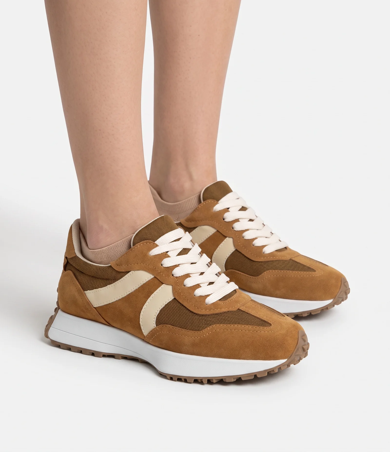 Tênis Jogging em PU com Recortes Contrastantes 1